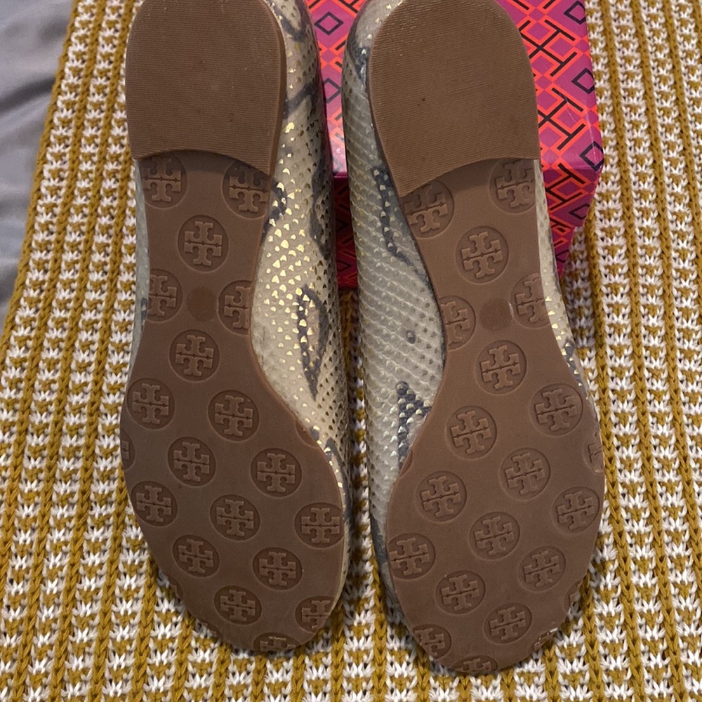 Tory Burch Silver Metallic Logo Ballet Flats - Picture 4 of 8